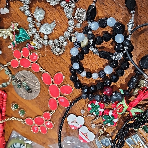 Large wearable jewelry lot 3 lbs. Vintage to modern, some new - Picture 9 of 12